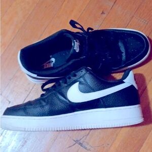 NIKE AIR FORCE 1’s Men’s Size 10 Black and White Pre-Owned